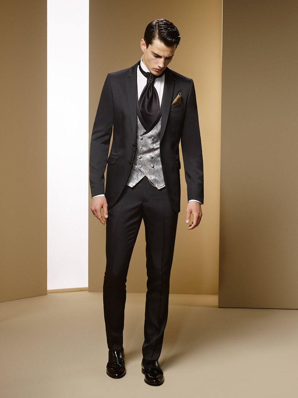 modello in abito da sposo nero della collezione Carlo Pignatelli