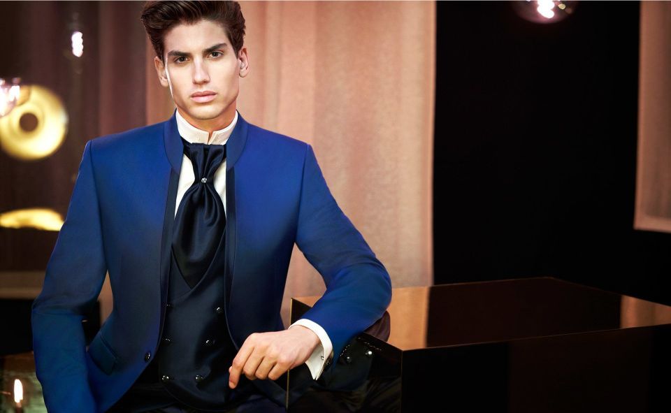 modello con abito da sposo blu della collezione Carlo Pignatelli