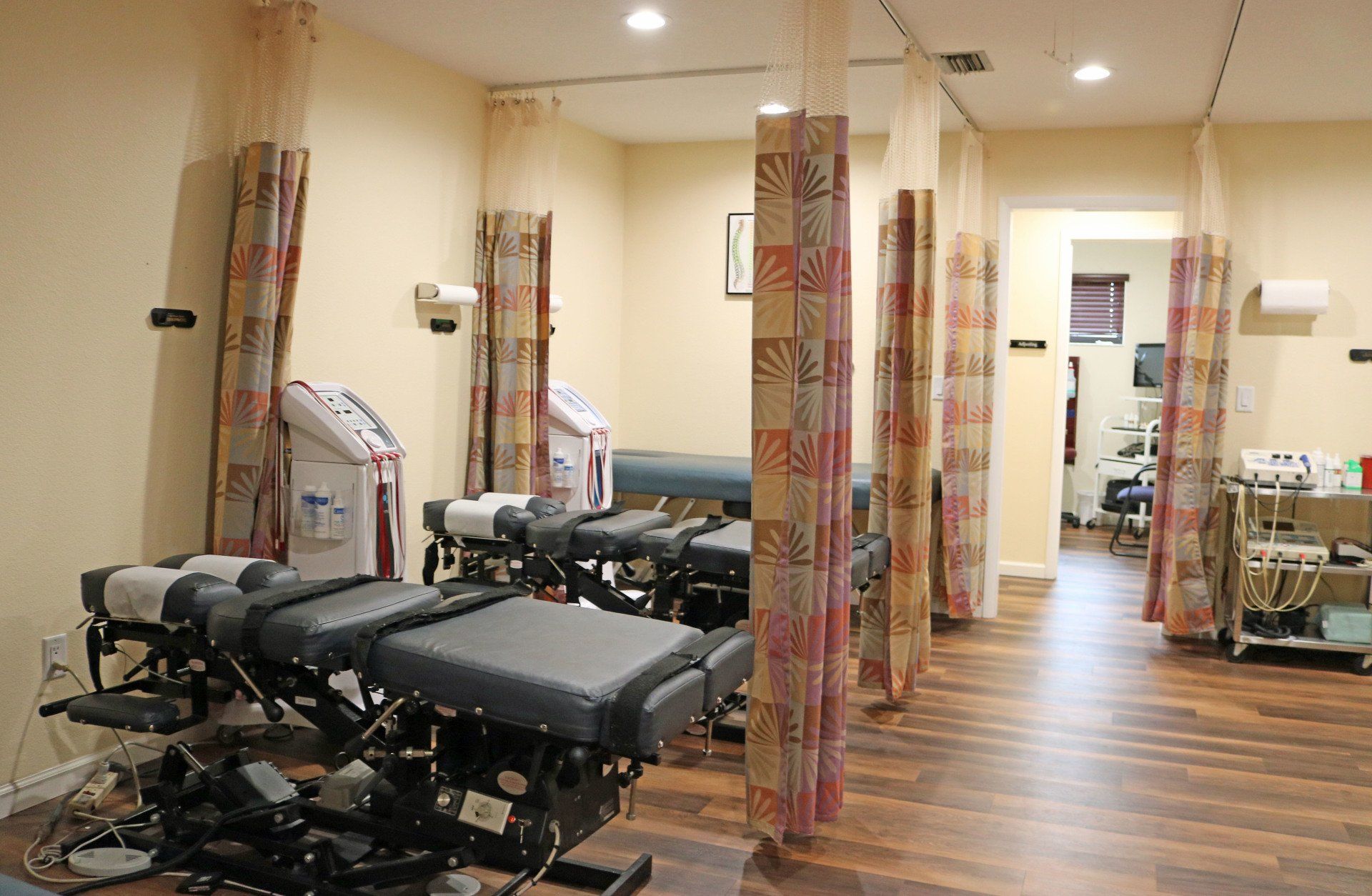 physical-therapist-chiropractic-clinic