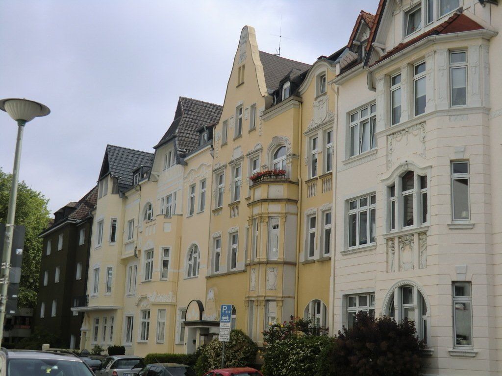Eine Reihe von Gebäuden mit davor geparkten Autos