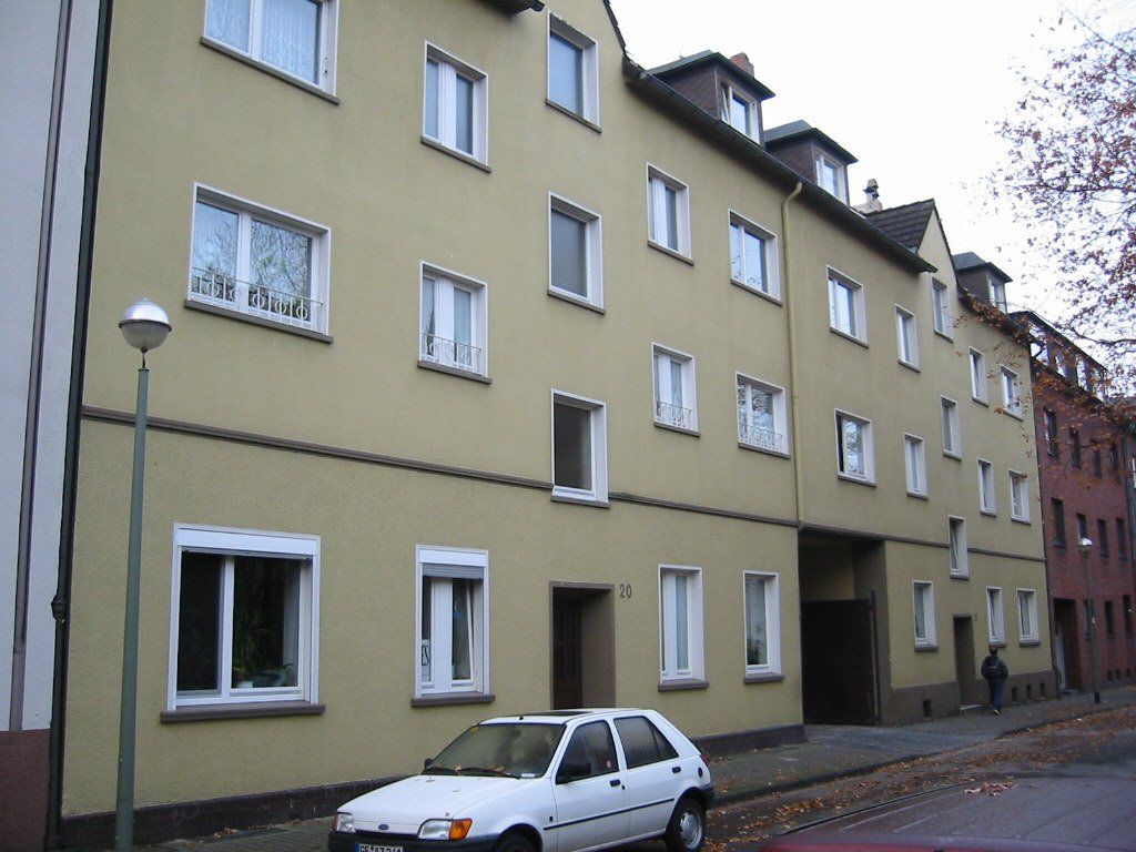 Ein weißes Auto steht vor einem Gebäude
