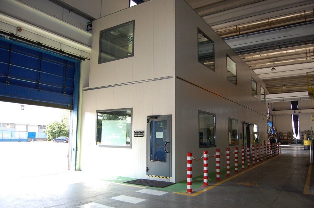 cabina insonorizzante dentro l'industria
