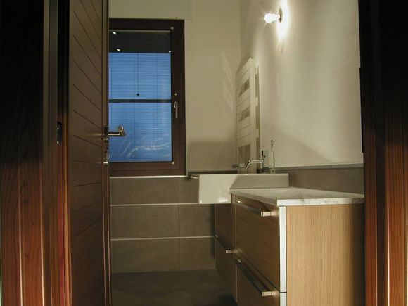 bagno con serramenti in alluminio e legno