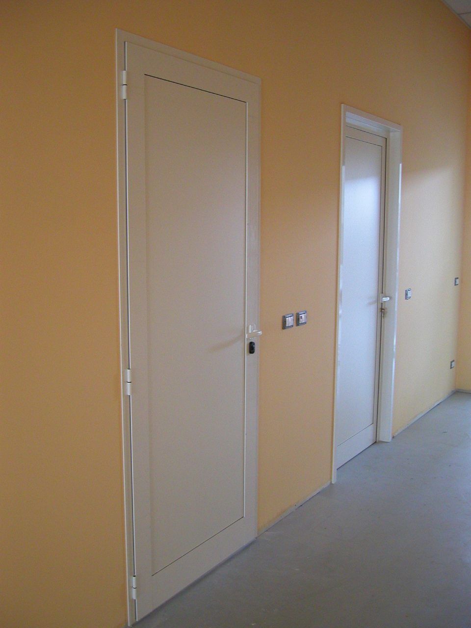 installazione di porte automatiche con dispositivi di regolazione