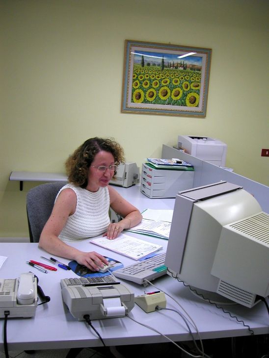 Dipendente al lavoro nel settore degli infissi 