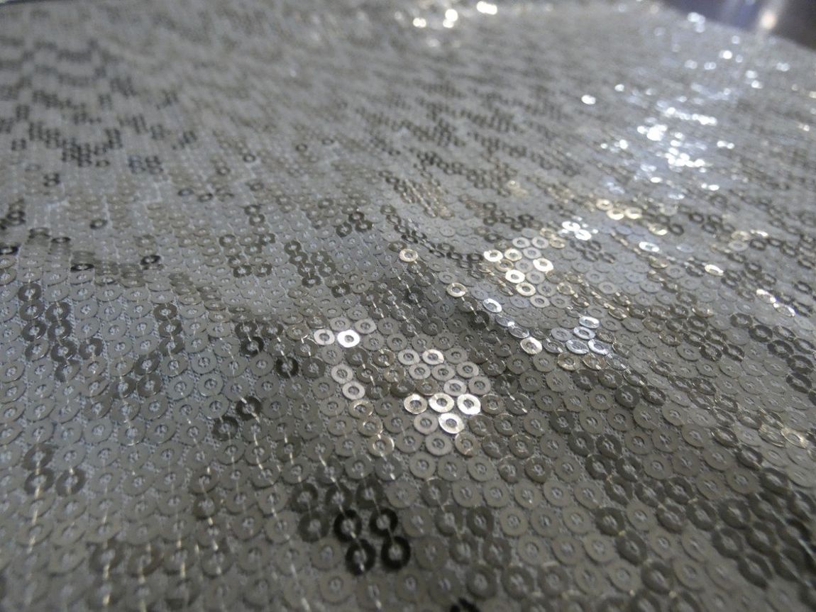 tessuto con paillettes grigie