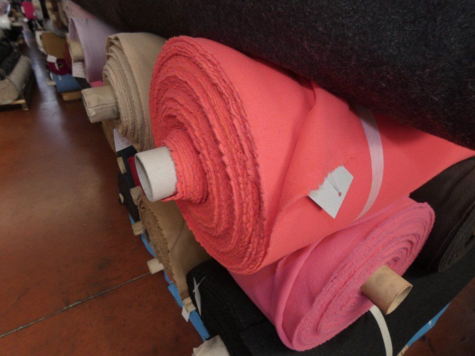 rotoli di tessuti invernali di vari colori