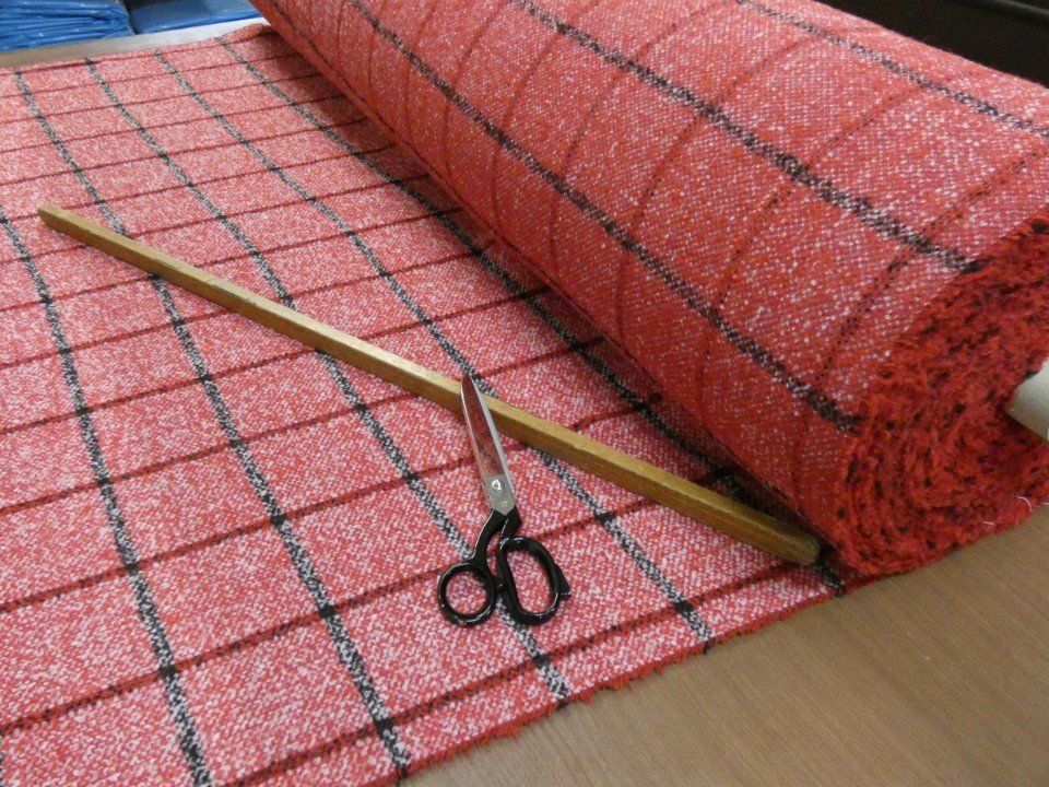 rotolo di tessuto invernale rosso con righe nere