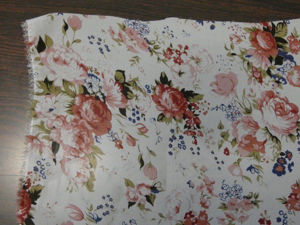 tessuto estivo con fiori rosa e fiorellini blu