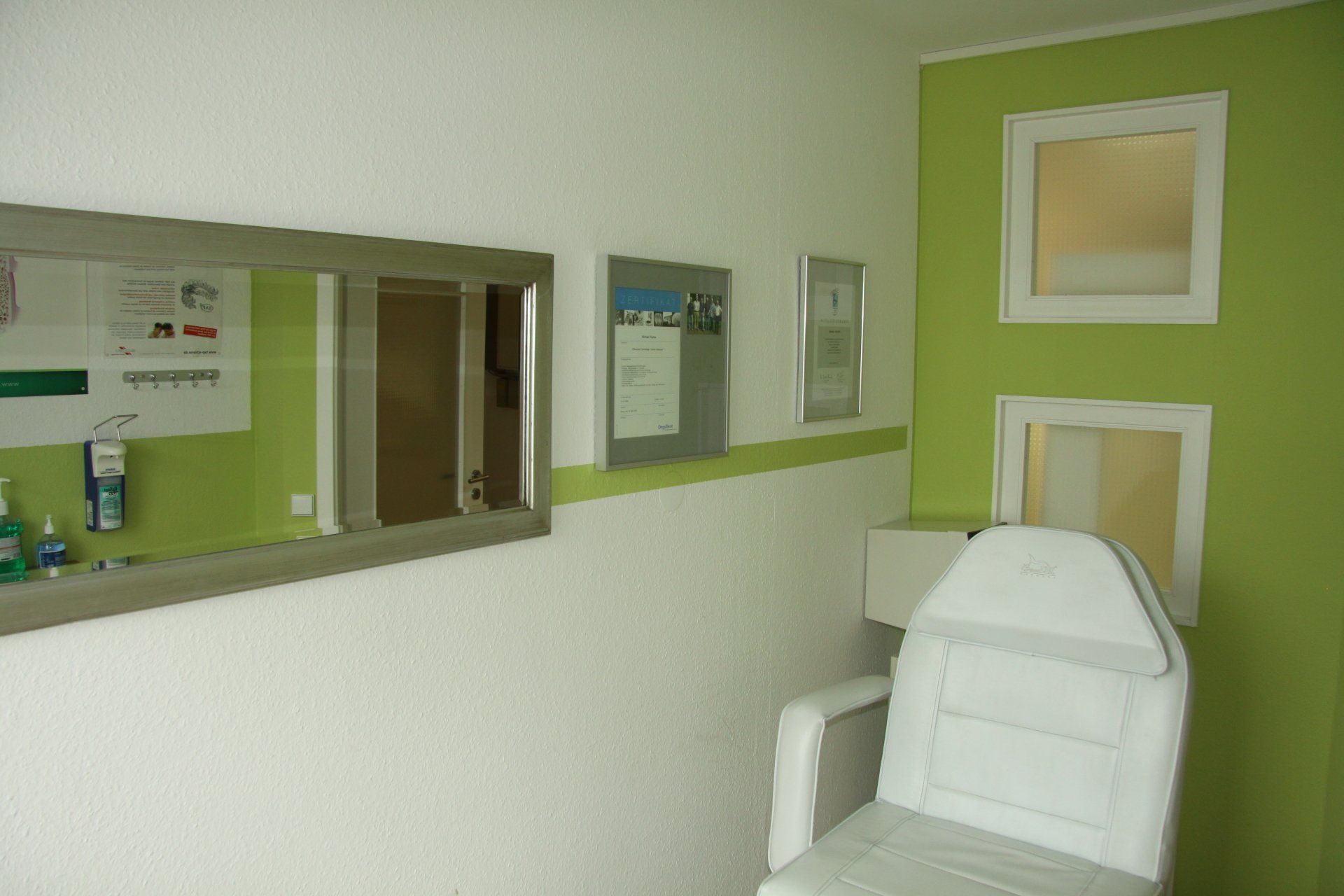 Ein Zimmer mit einem Stuhl und einem Spiegel an der Wand