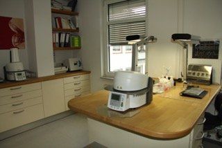 Ein Dentallabor mit einer Theke und einer Maschine darauf