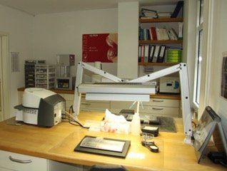 Ein Schreibtisch in einem Zimmer mit einer Lampe darauf