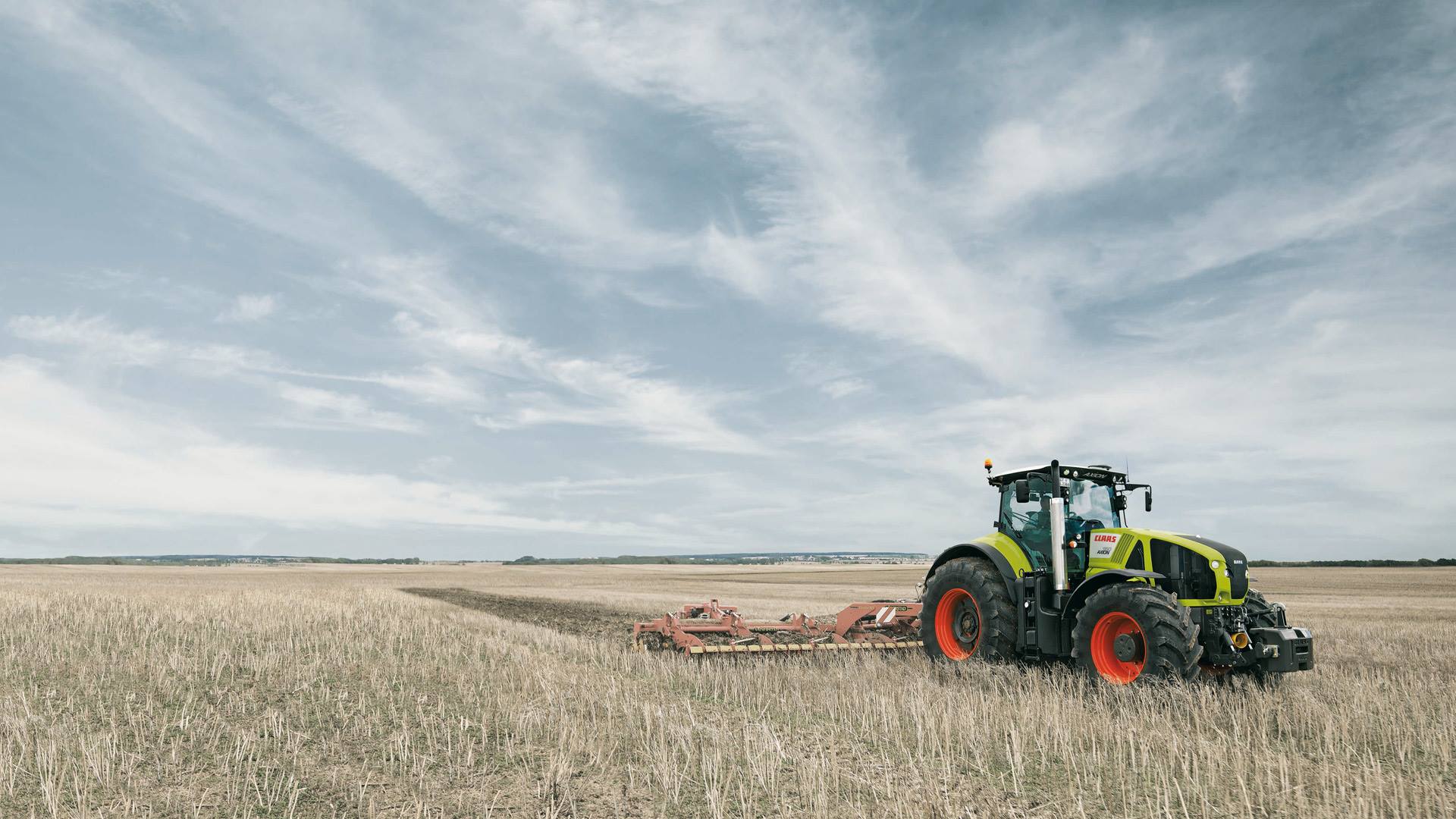 trattore nel campo