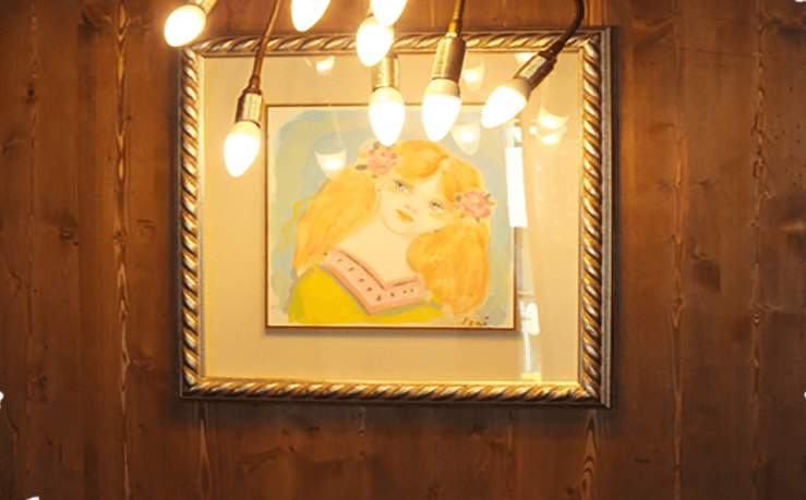 interni di ristorante con quadro di bambina