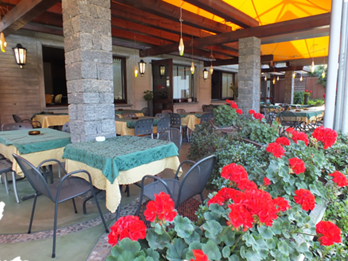 déhor di ristorante con colonne in pietra