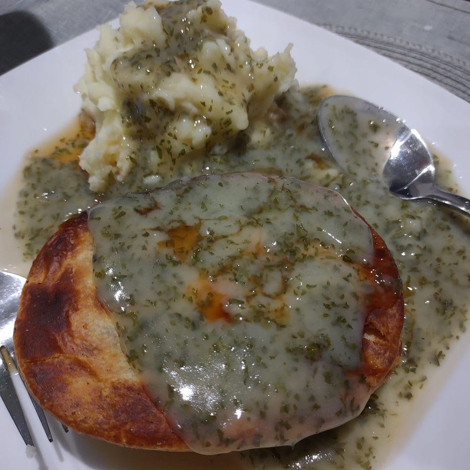 Pie with mash and liquor