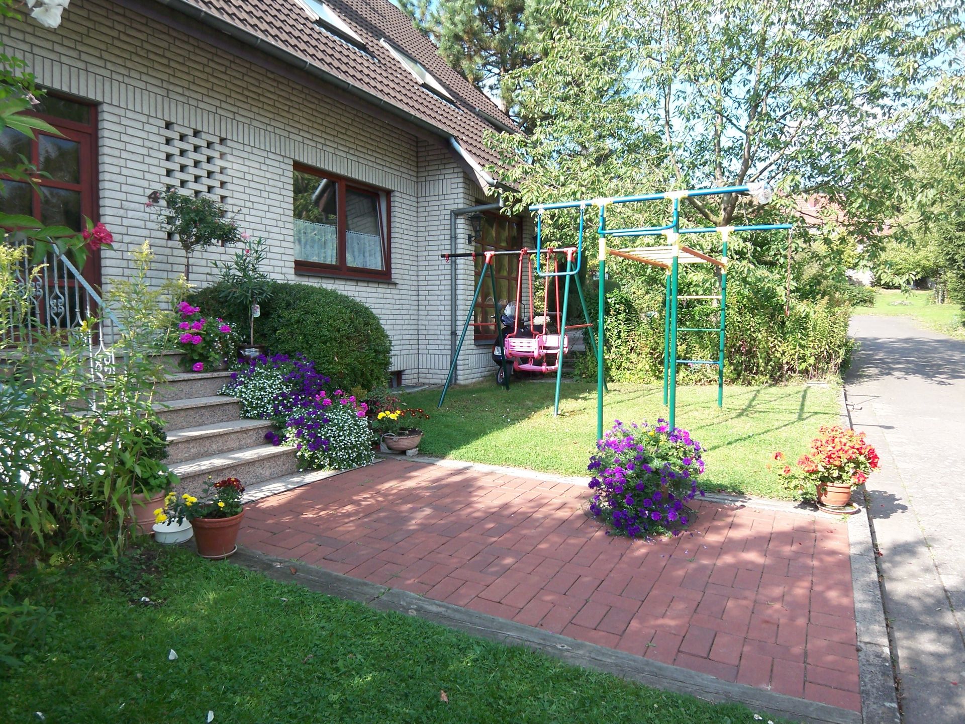 Ein Haus mit einer Schaukel davor