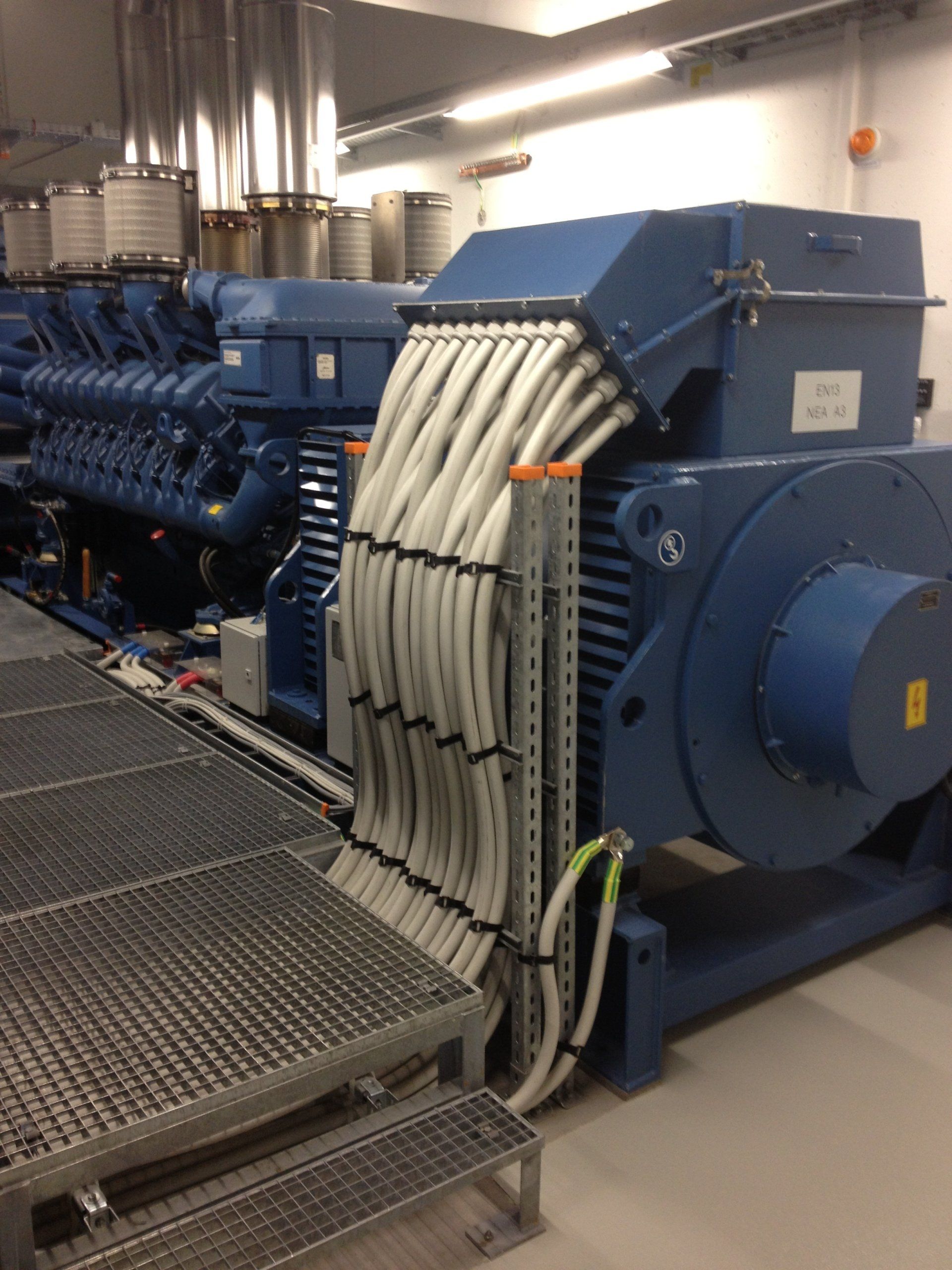 Une grande machine bleue avec beaucoup de fils qui en sortent