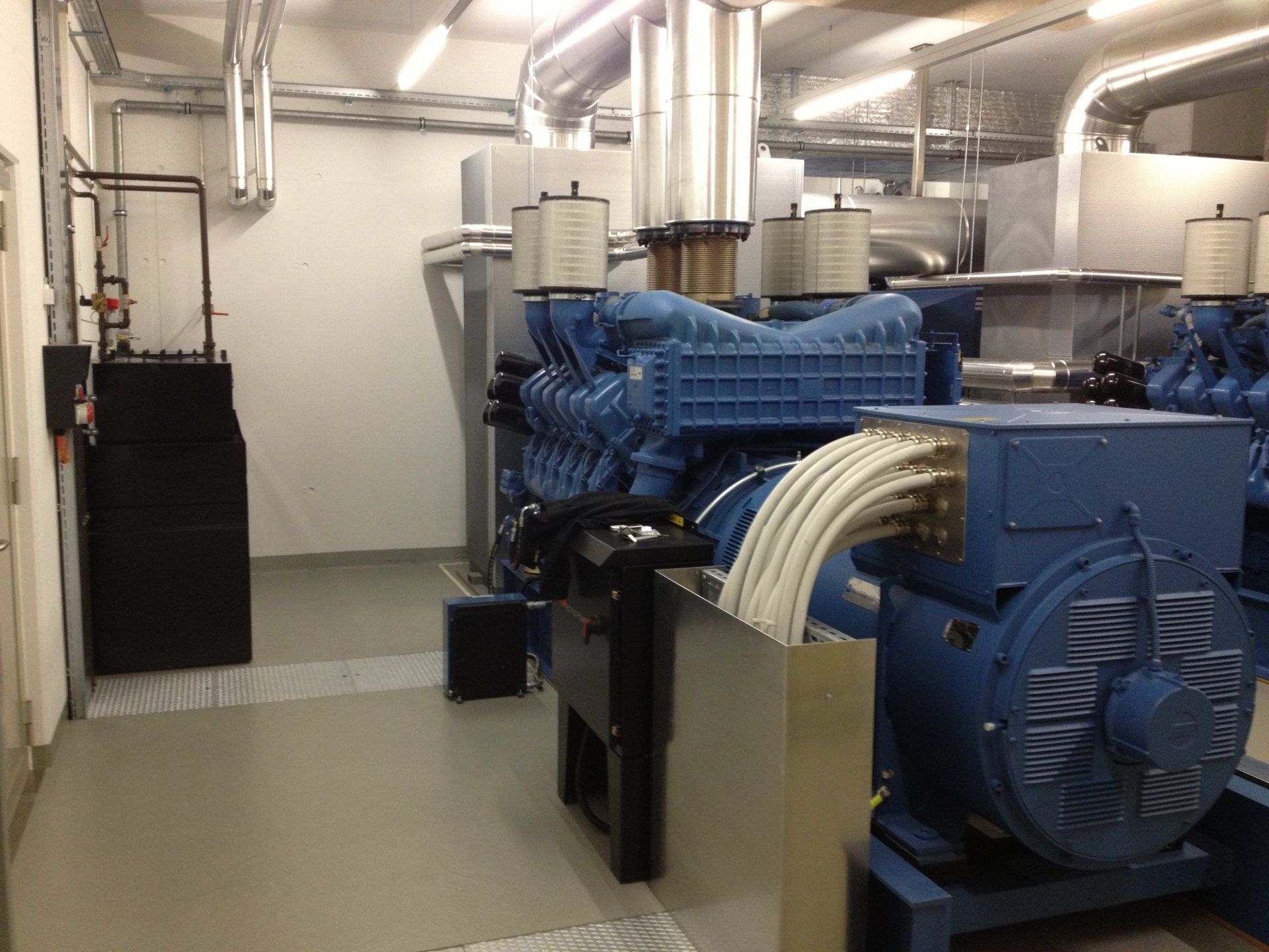 Un gros moteur bleu est assis dans une pièce