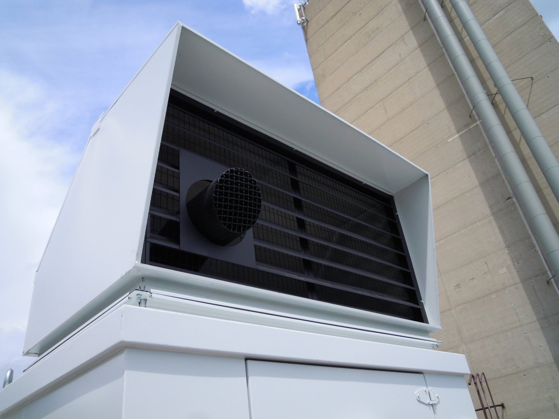 Une boîte blanche avec un ventilateur noir dessus.