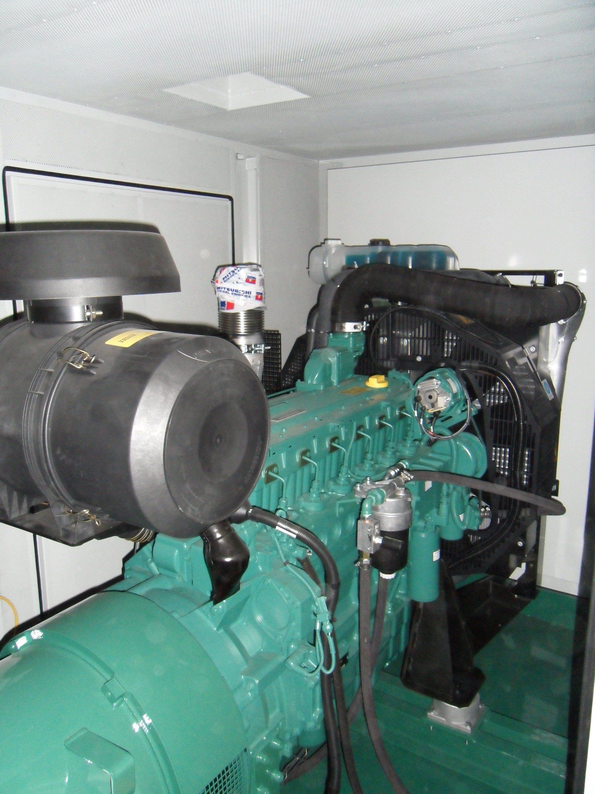 Un gros moteur vert est assis dans une pièce