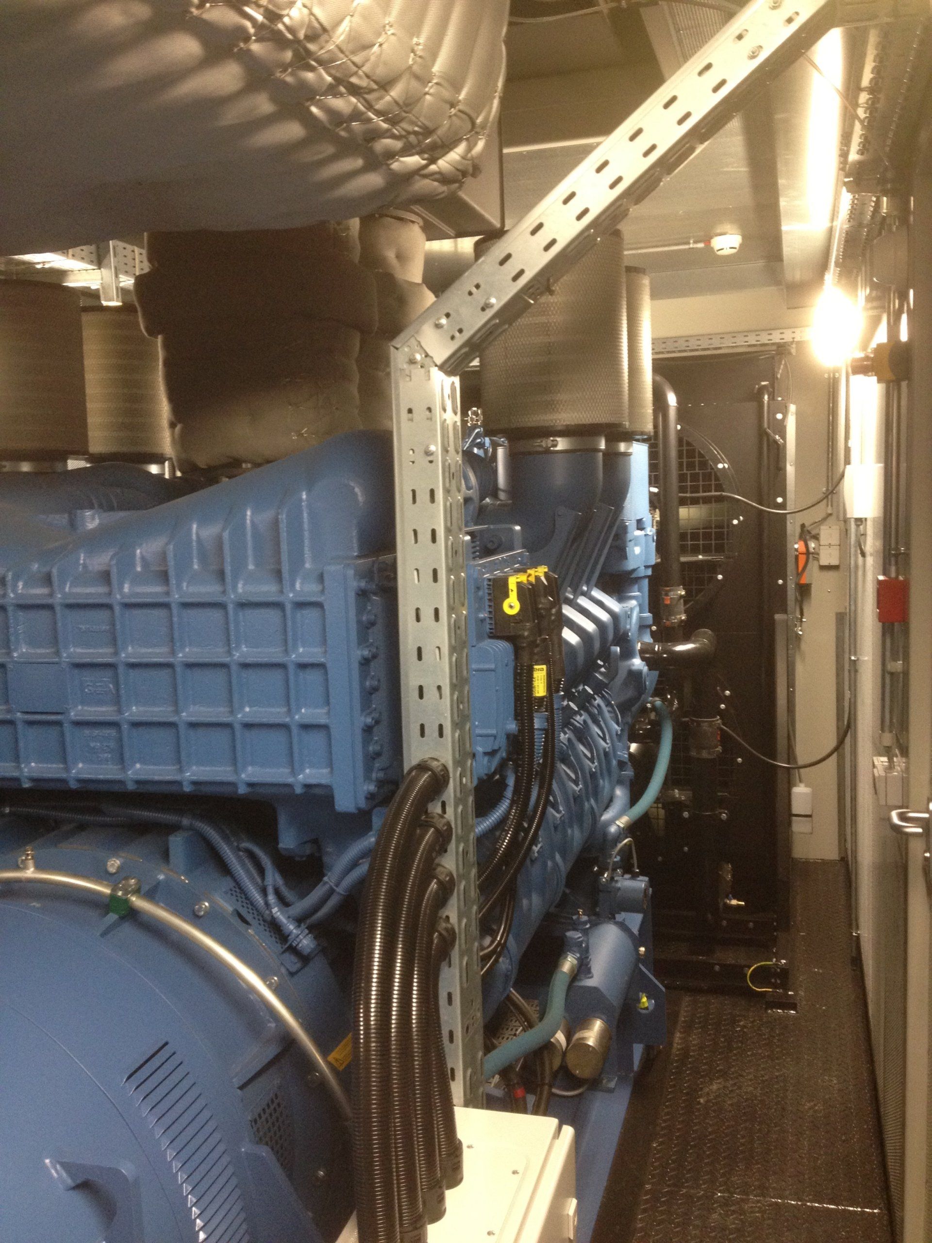 Un gros moteur bleu est assis dans une pièce
