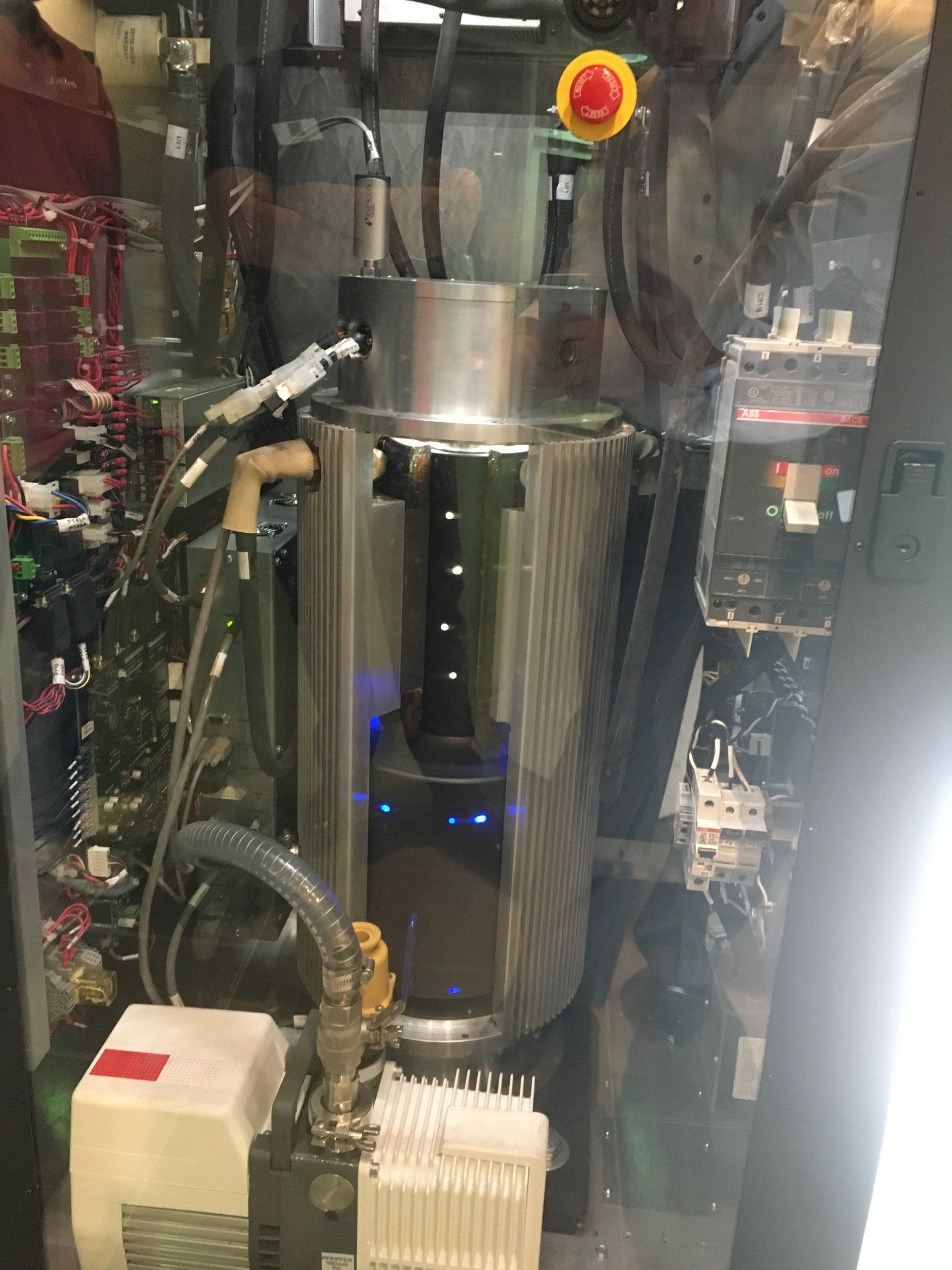 Un grand cylindre en acier inoxydable est posé sur une table dans une pièce.