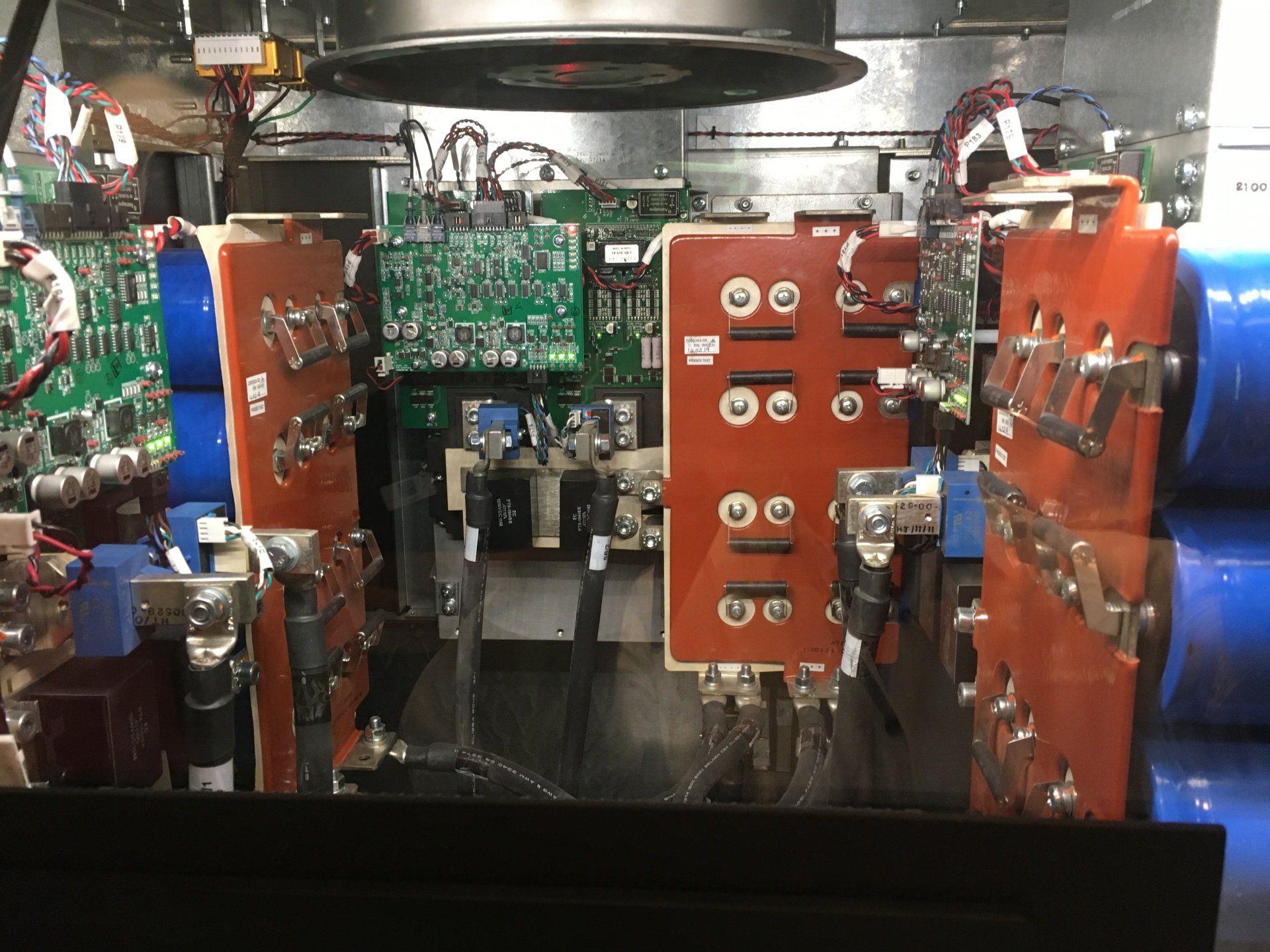 Un gros plan de l'intérieur d'une machine avec un ventilateur.