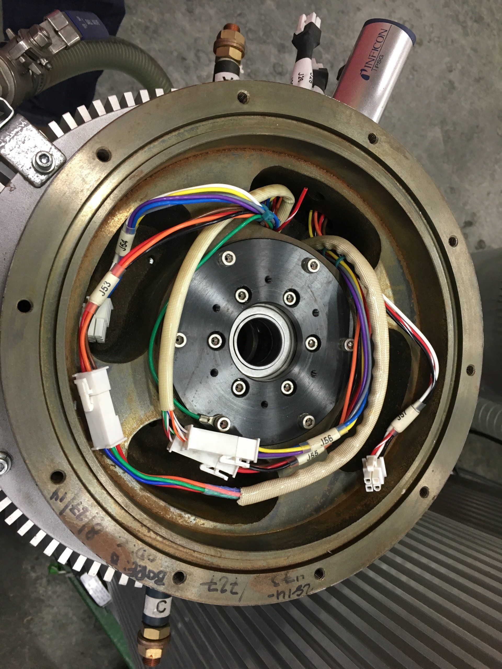 Un gros plan d'une machine avec des fils qui en sortent.