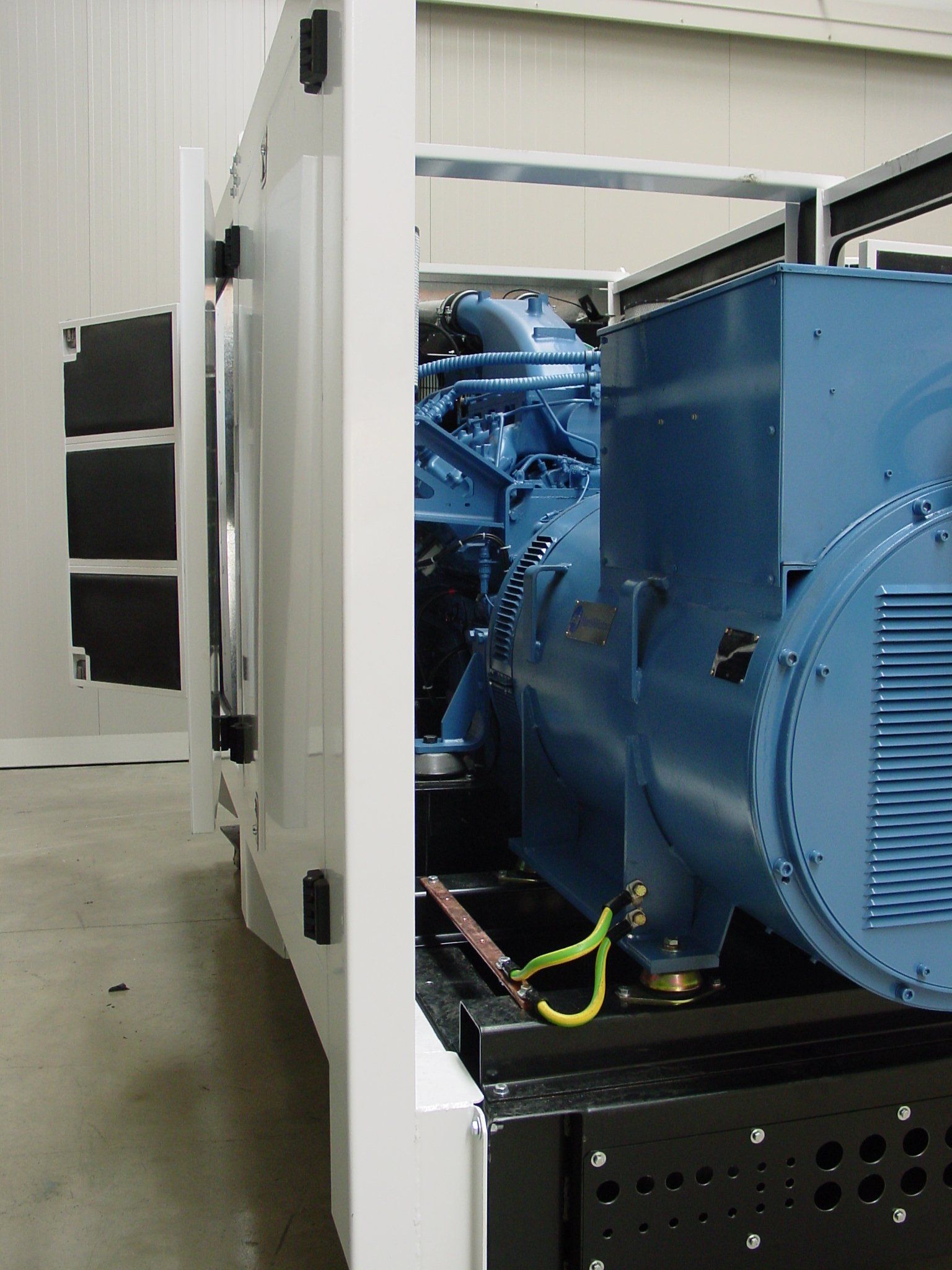 Ein blauer Generator steht in einem weißen Gebäude