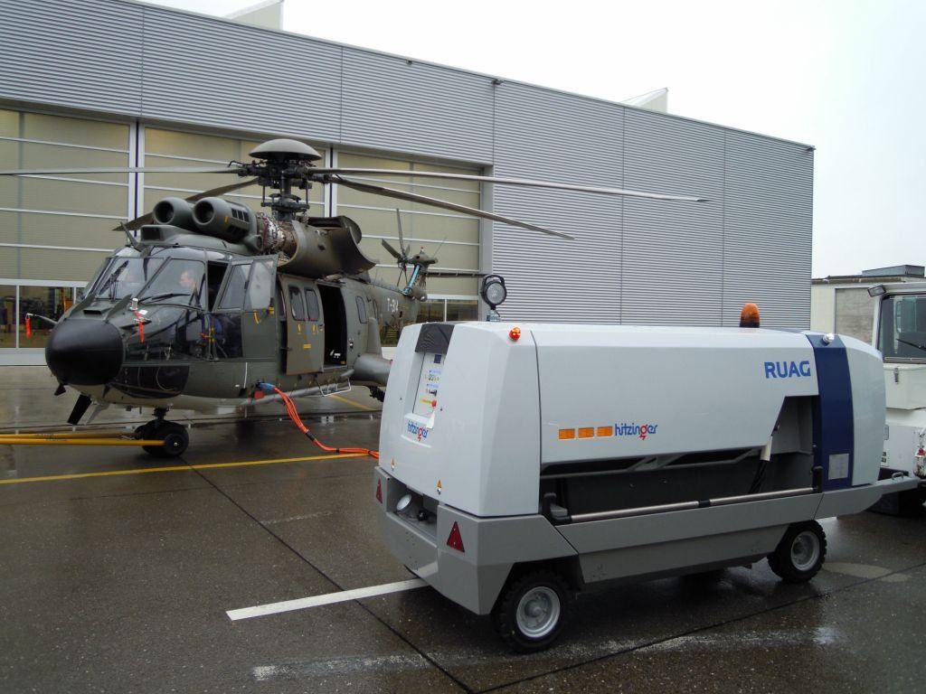 Ein Hubschrauber wird von einem Anhänger mit der Aufschrift „Ruang“ gezogen.