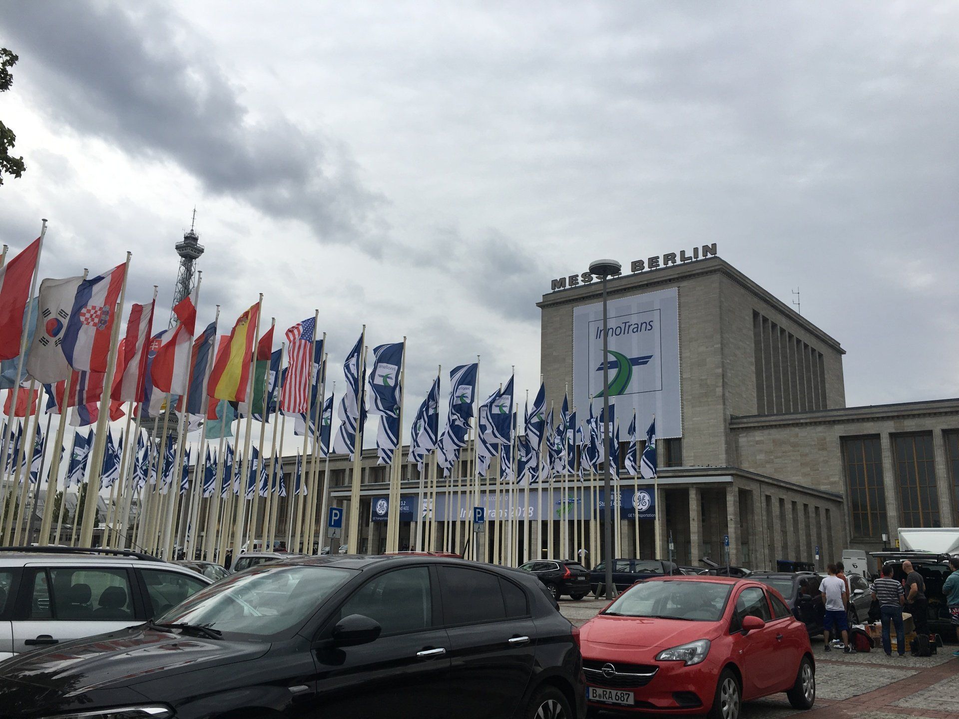 Eine Reihe von Autos parkt vor einem großen Gebäude