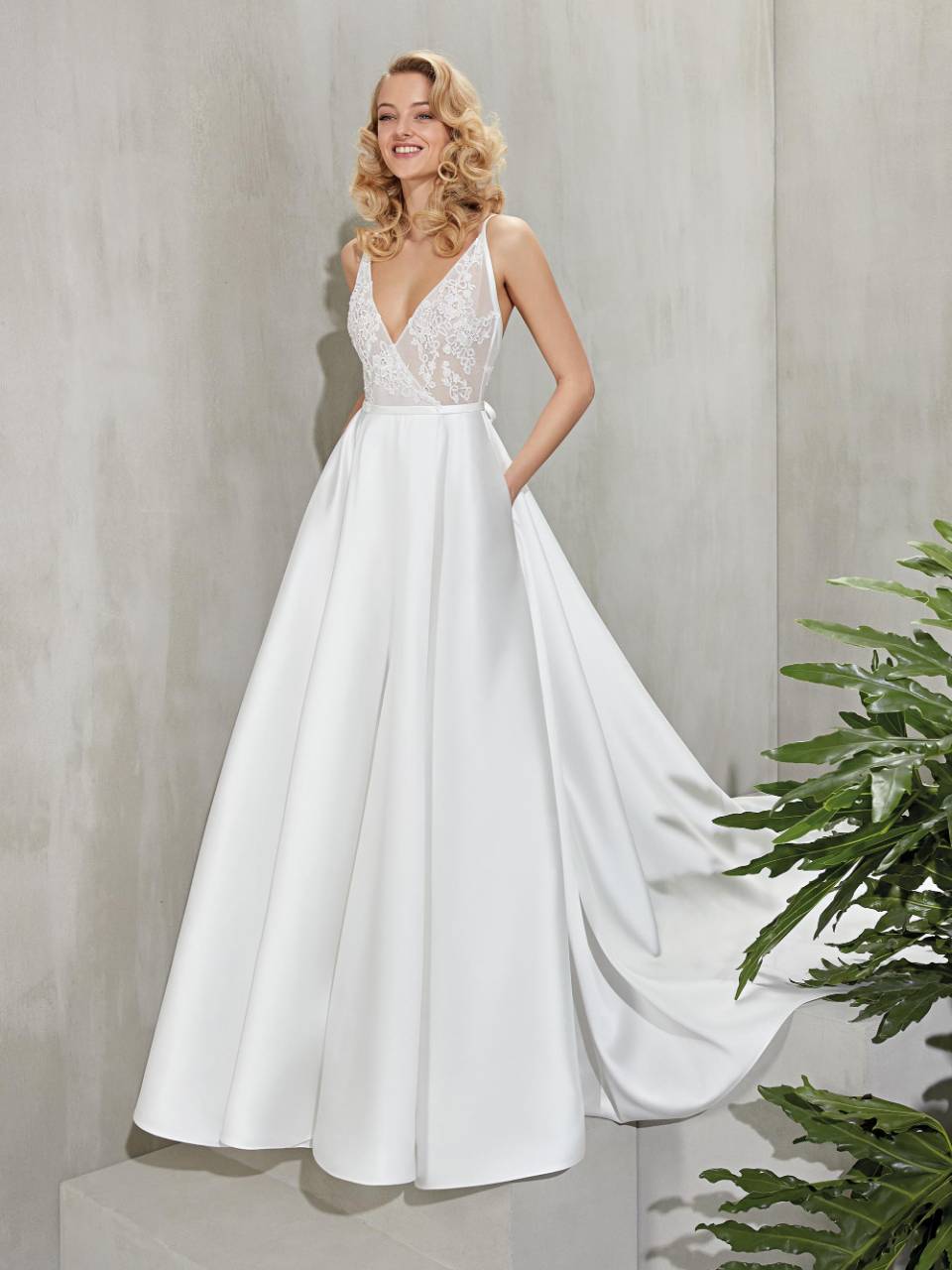 Abito da sposa scollo a punta