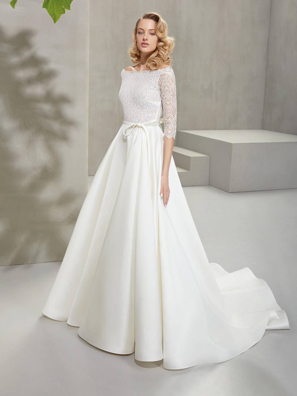 Abito da sposa accollato