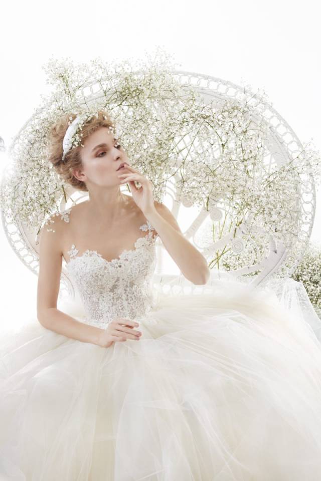 Abito da sposa con bustino ricamato
