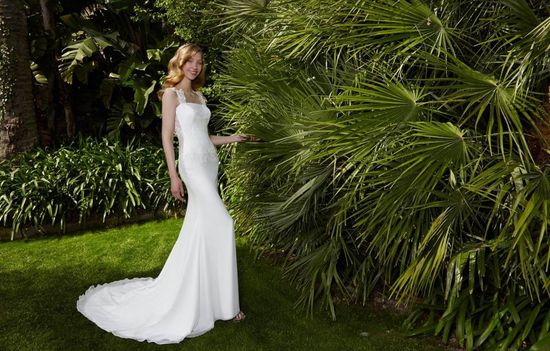 Abito da sposa in seta con scollo dritto