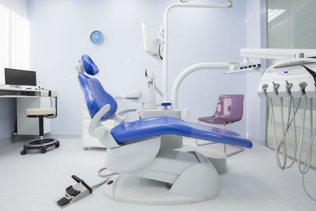 riunito odontoiatrico con lettino blu