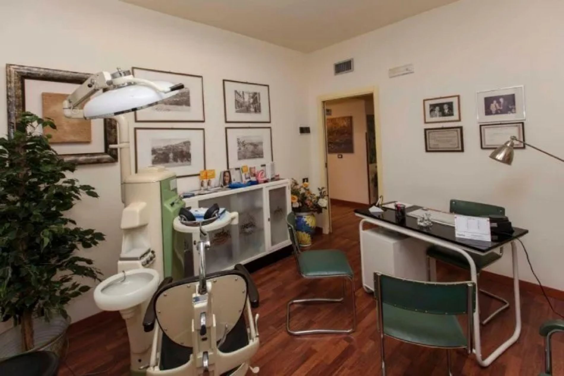sala di studio dentistico con parquet