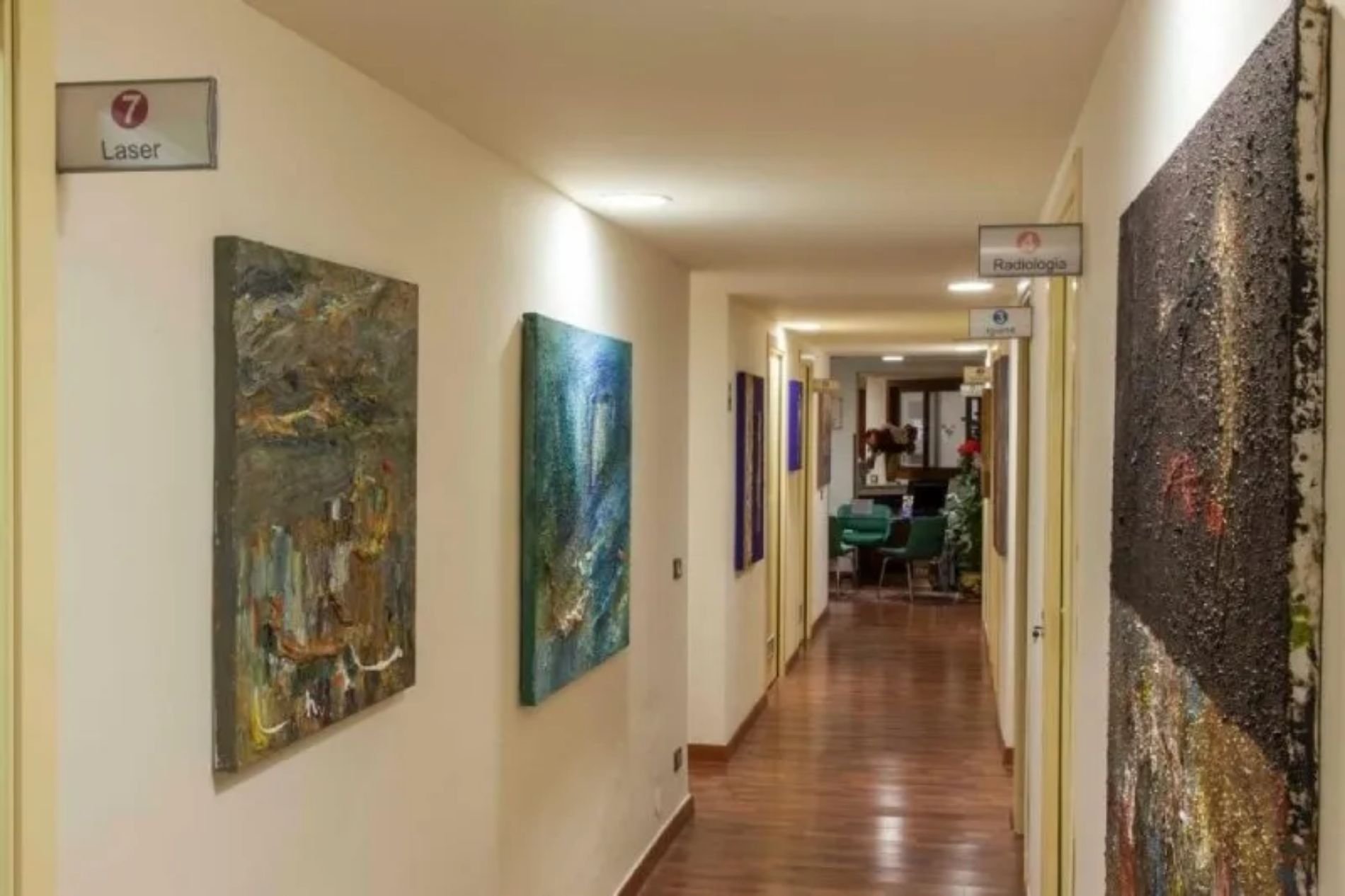 corridoio di uno studio odontoiatrico