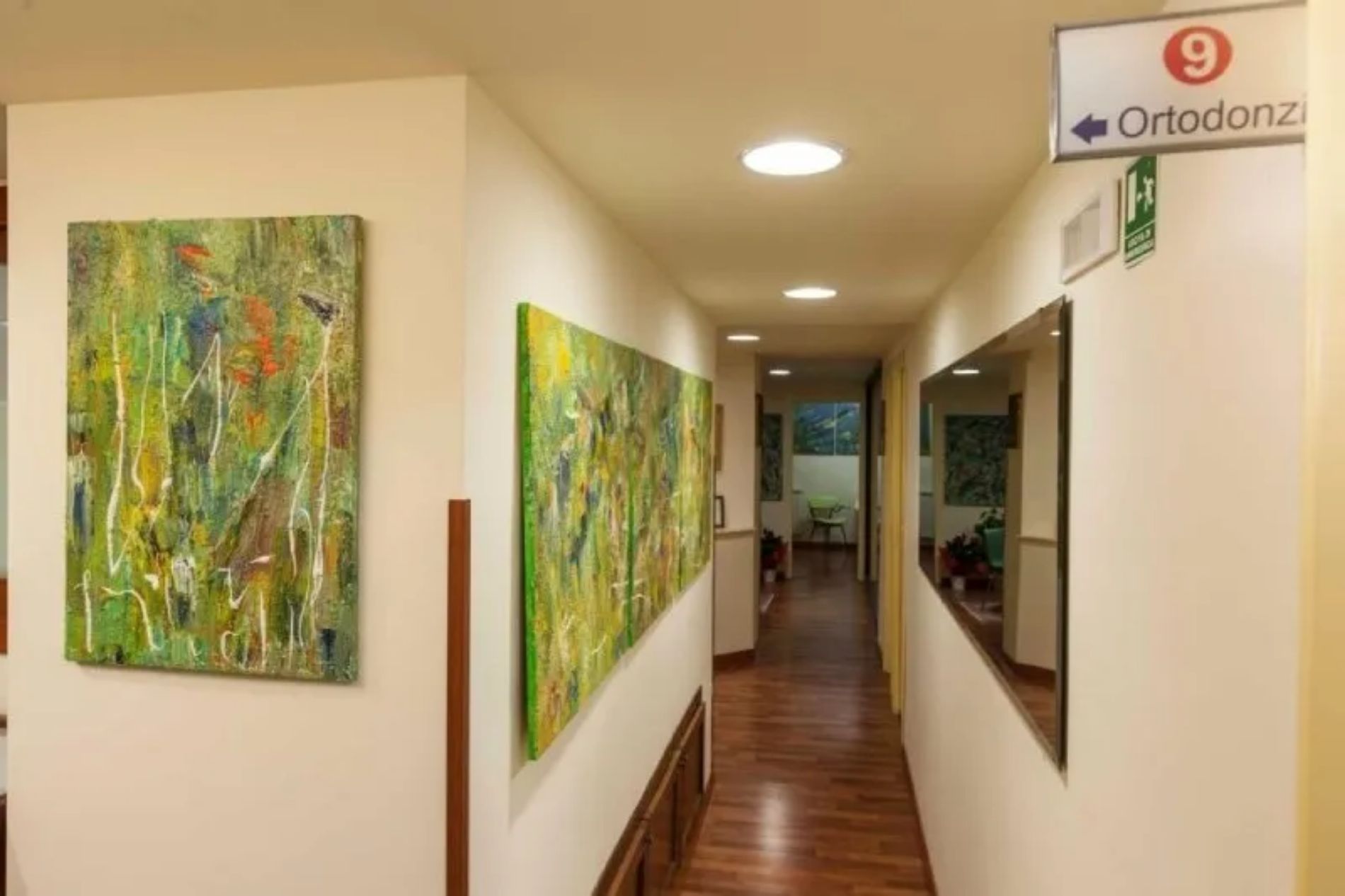 corridoio di studio dentistico con parquet