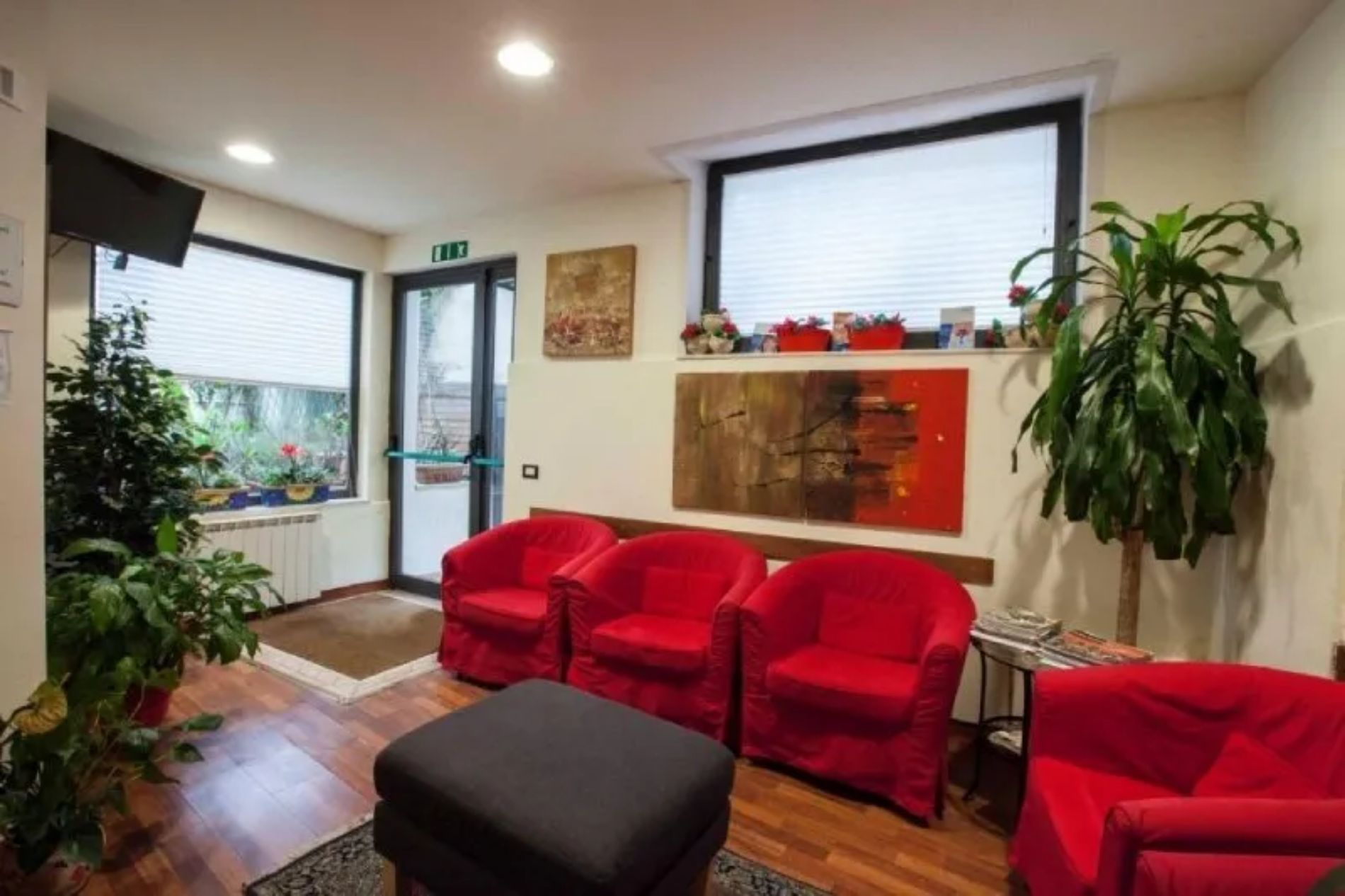 sala d'attesa di uno studio dentistico con poltroncine