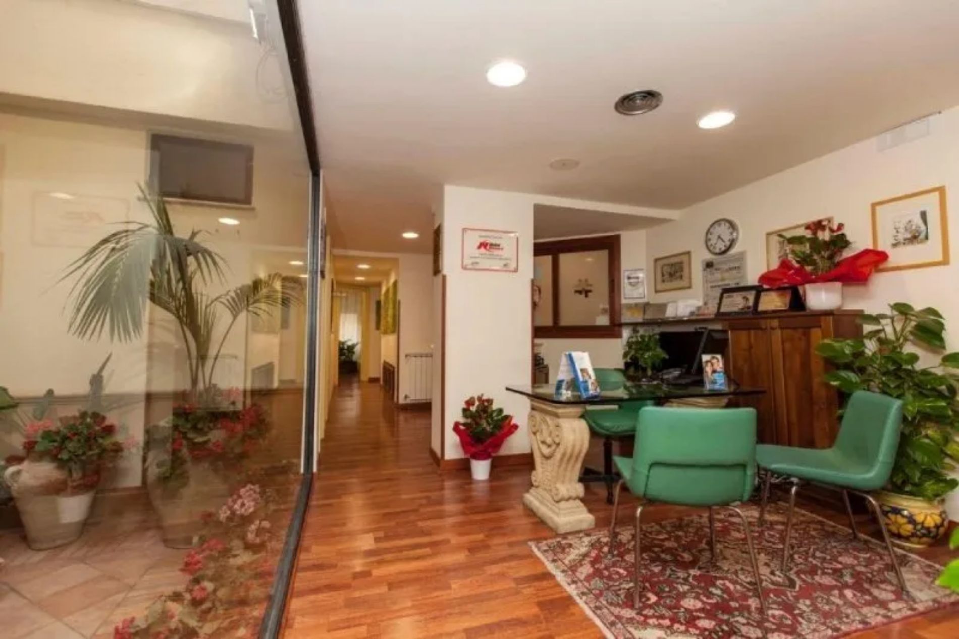 sala di uno studio dentistico con parquet