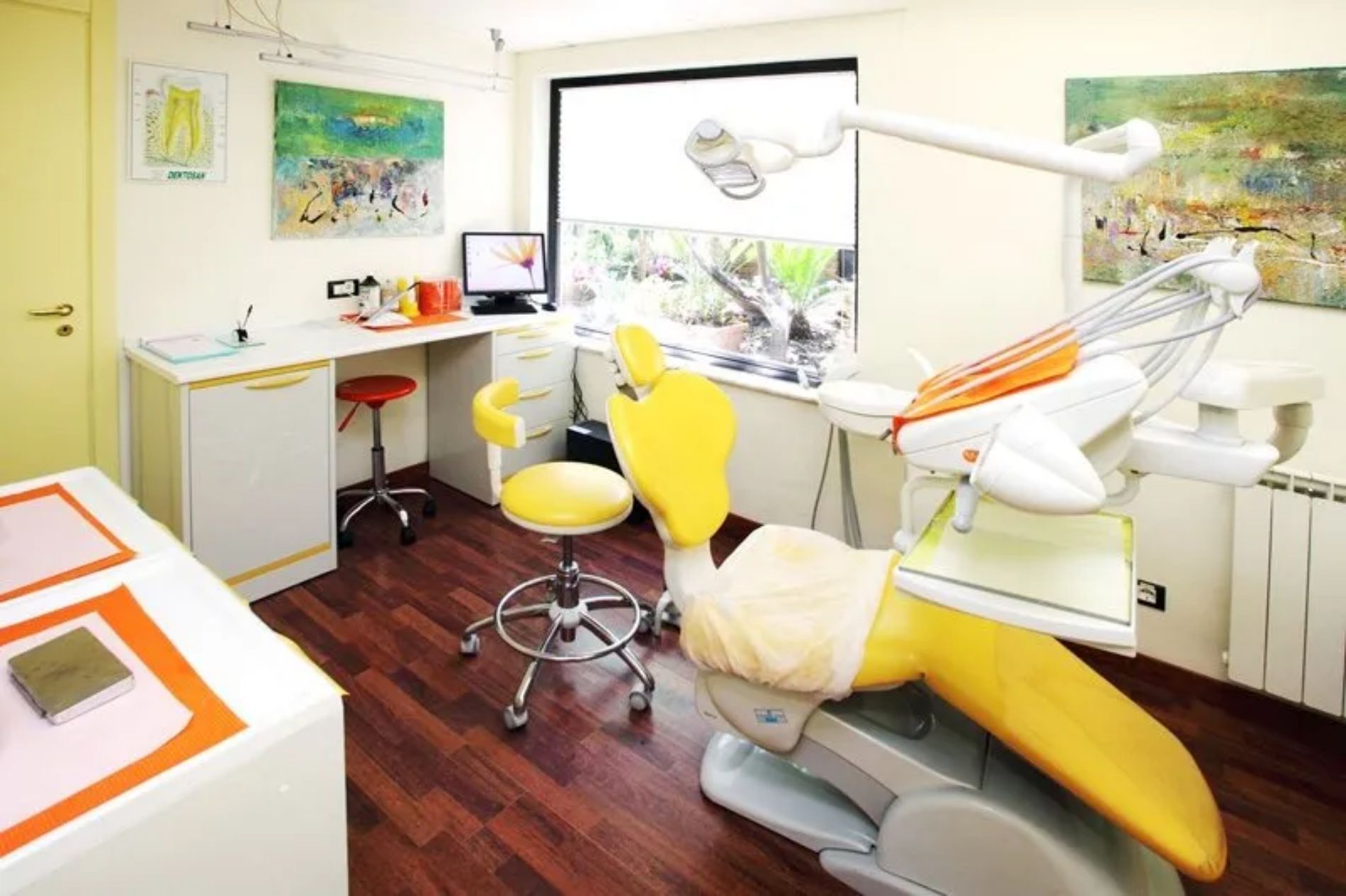 sala con riunito odontoiatrico giallo