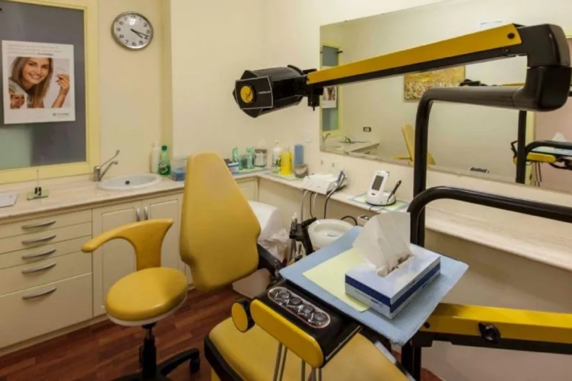 riunito odontoiatrico giallo