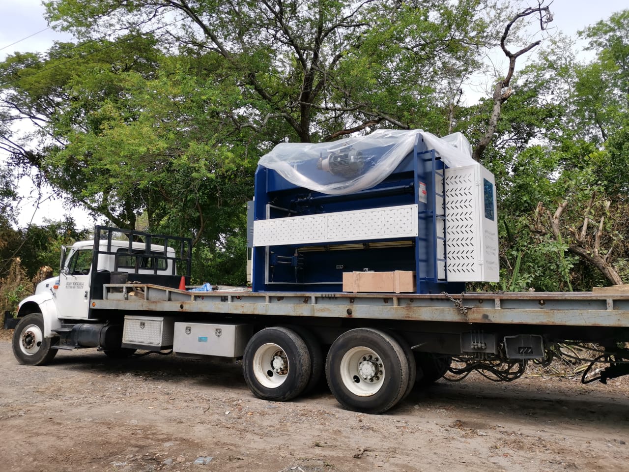 Grúa de plataforma transportando cabezal de camión pesado 24 horas