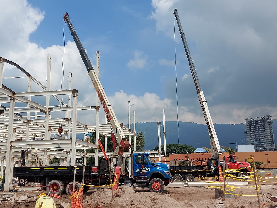 Montaje de estructuras metálicas con grúas de gran capacidad en San Salvador