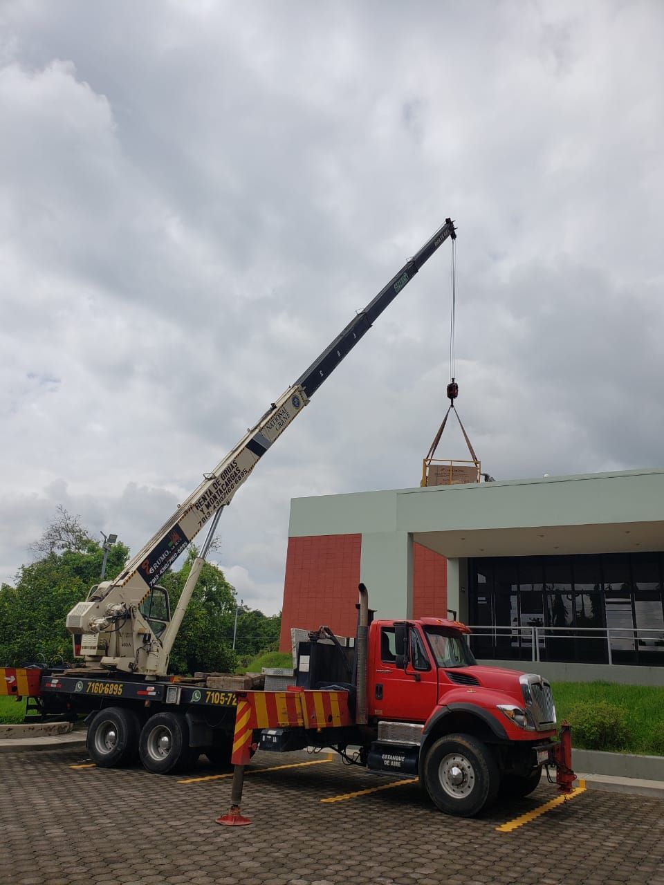 Servicio de grúa telescópica para proyectos de construcción en El Salvador