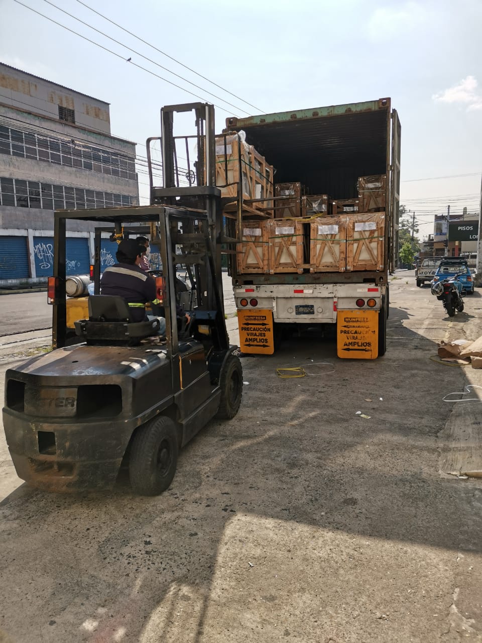Alquiler de montacargas para carga y descarga de contenedores industriales