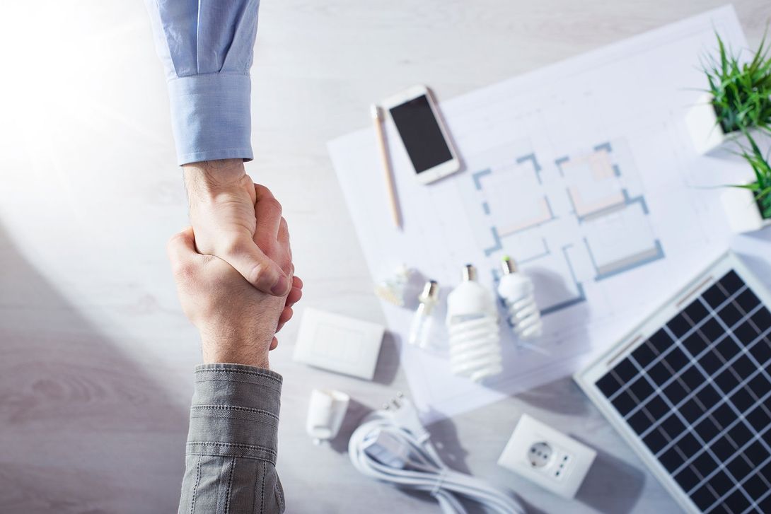 stretta di mano con consulente di impiantistica civile e industriale
