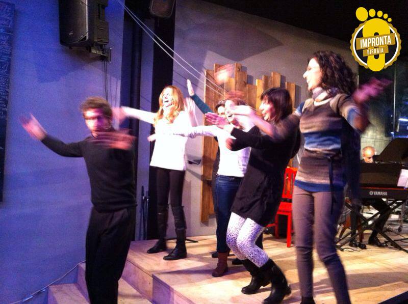 ragazze ballano sul palco